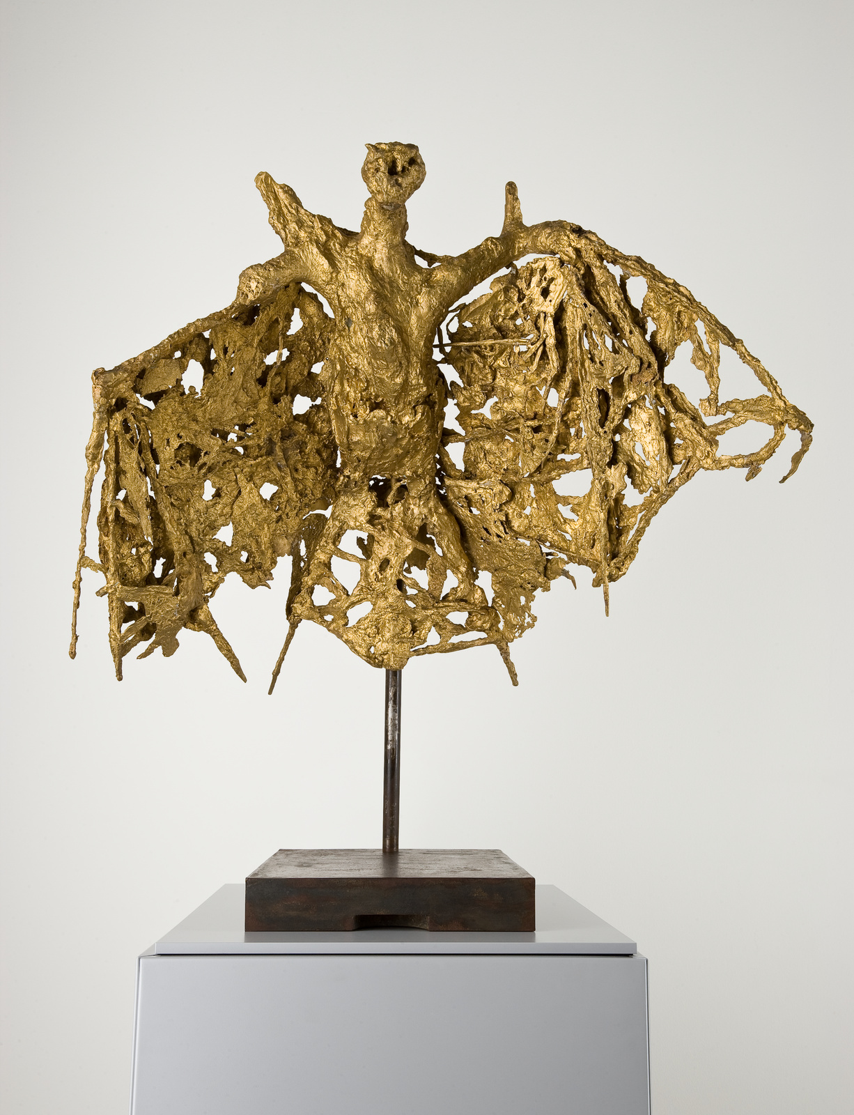 Sculpture en bronze doré par Germaine Richier, représentant une chauve-souris stylisée