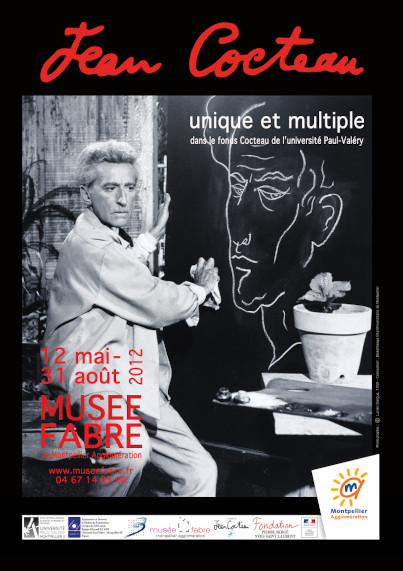 Jean Cocteau en train de dessiner