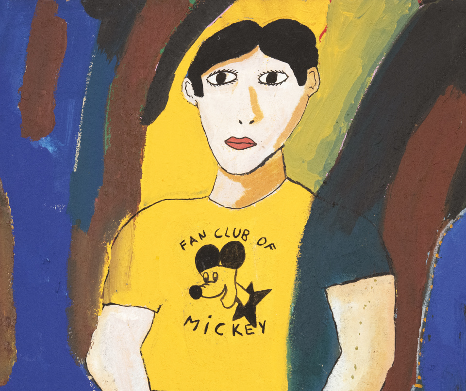 Détail d'un tableau de Robert Combas montrant le visage d'une jeune personne aux yeux et aux cheveux noirs portant un t-shirt jaune avec le visage de Mickey et le texte "Fan club of Mickey", sur un fond coloré.