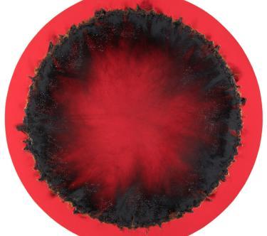 Œuvre de Christian Jaccard ronde, au centre et au bord rouges, et noire entre le deux.