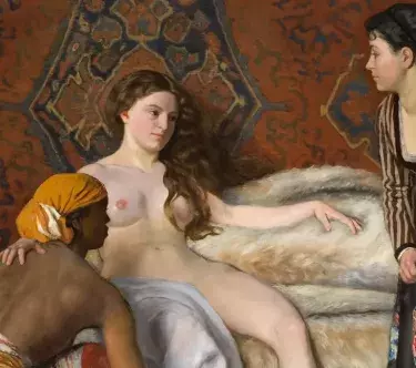 Une jeune femme est assise, nue, sur un canapé. Elle appuie sa main droite sur l'épaule d'une servanteDevant elle, une servante agenouillée devant elle. À droite, une seconde servante tient un peignoir aux motifs orientaux pour la jeune femme.