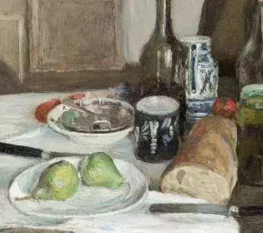 Sur une table couverte d'une nappe, sont disposés de gauche à droite, une assiette blanche contenant deux poires vertes et jaunes, deux couteaux, une assiette dans laquelle est placé un plat de métal, deux tomates, un pain vu par la tranche, une chope et un cruchon de grès blancs et bleus, deux bouteilles emplies l'une de vin rouge, l'autre de vin blanc. Dans le fond, contre le mur gris sont disposés des châssis, une draperie noire et un chapeau. À gauche, une grande tache rose. Technique crémeuse.