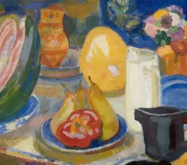De gauche à droite, au premier plan, une urne terreuse , une pastèque ouverte , verte et pourpre dans un récipient bleu clair sur fond blanc reposent sur une étoffe rayée de bleu et de jaune ; dans une assiette des poires et des tomates avec de beaux luisants , puis une cafetière noir foncé posée sur un tissu chatoyant qui mêle les noirs , les blancs rosés et les jaunes. Au second plan, un vase à décor alterné orange et jaune, un melon jaune clair , une cafetière d'un blanc crémeux, un bouquet de fleurs.