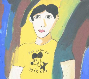 Détail d'un tableau de Robert Combas montrant le visage d'une jeune personne aux yeux et aux cheveux noirs portant un t-shirt jaune avec le visage de Mickey et le texte "Fan club of Mickey", sur un fond coloré.