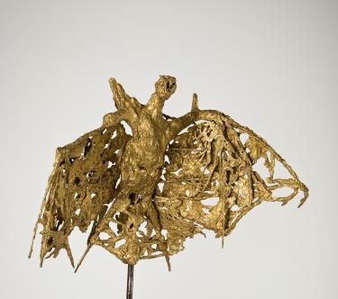 Sculpture en bronze doré par Germaine Richier, représentant une chauve-souris stylisée