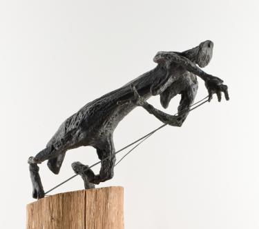 Sculpture en bronze par Germaine Richier représentant un être hybride, entre humain et araignée, en train de tisser sa toile
