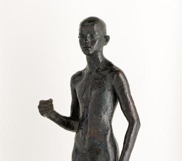 Sculpture en bronze par Germaine Richier représentant un adolescent nu, vu de trois-quart