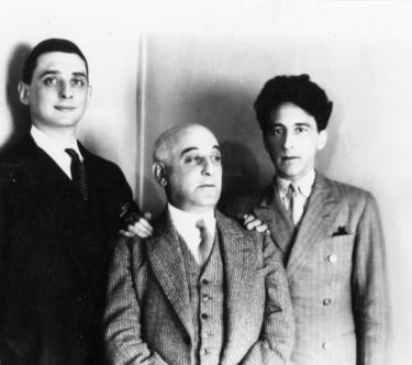 Photo en noir et blanc montrant Jean Hugo, Max Jacob et Jean Cocteau