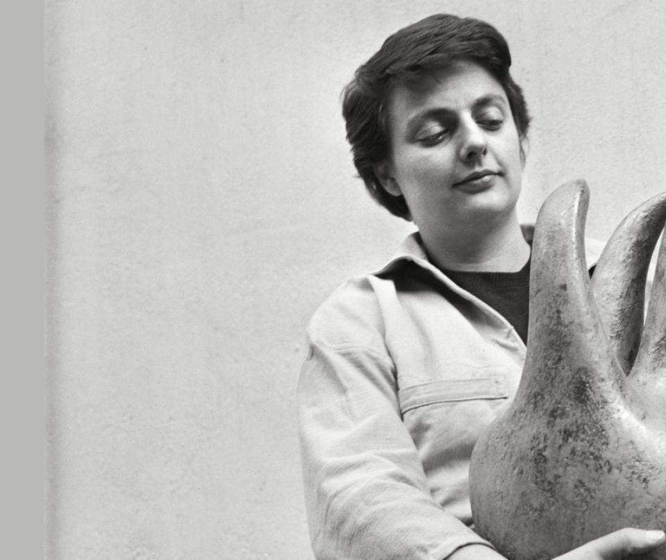 Valentine Schlegel tient dans ses deux mains un vase qu'elle a sculpté et ayant pour titre Sans titre